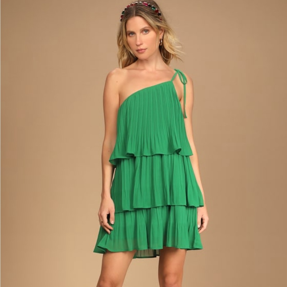 Lulu’s Pleated Green one shoulder dress - size small!